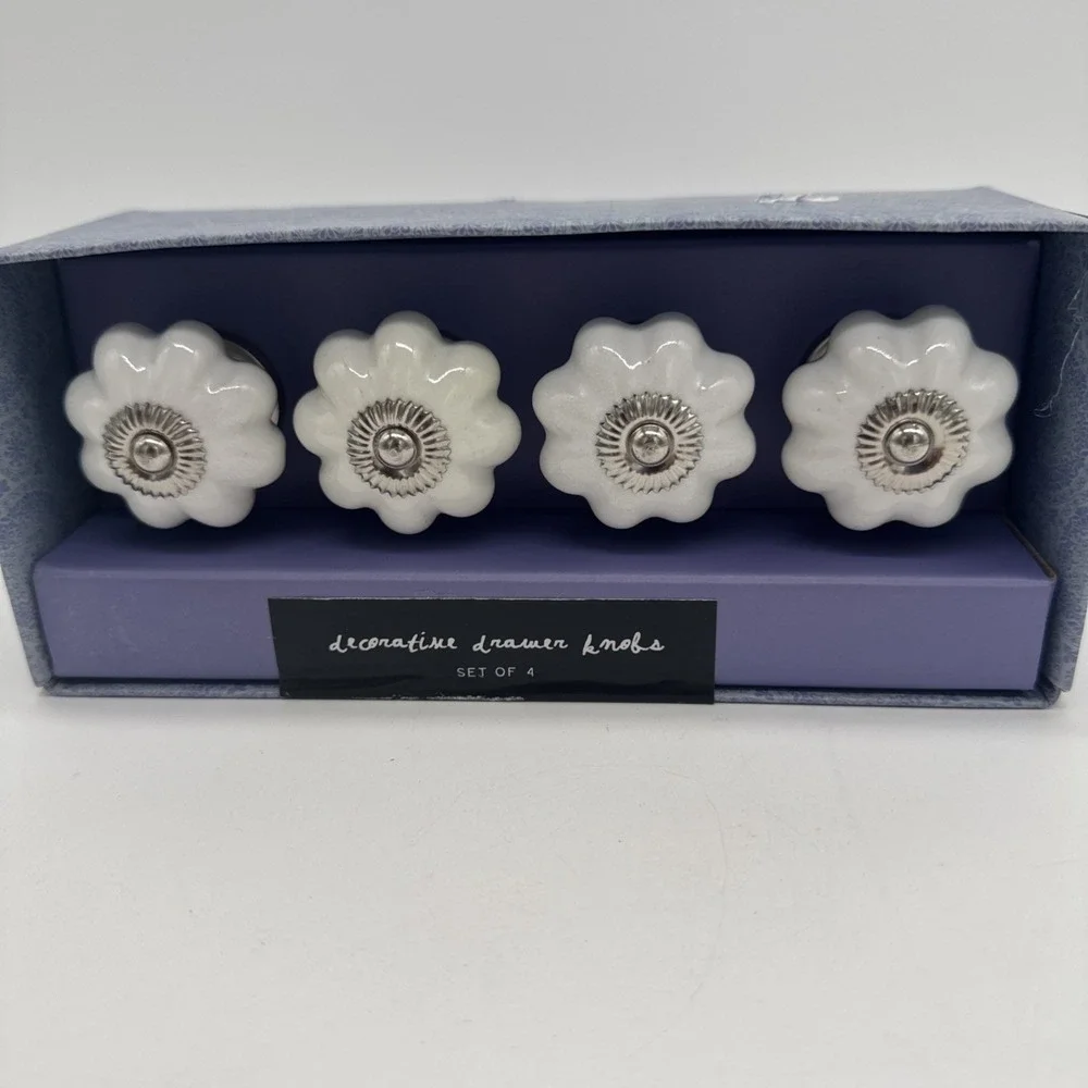 Home Essentials Drawer Pull Knobs Round White And Silver Floral Set of‎ 4 New